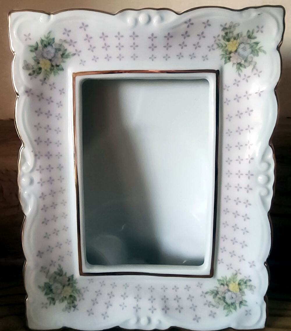 Vintage Lefton Mini Frame 5x4 Inch Floral Patten Holds 2.3 Picture Very Pretty